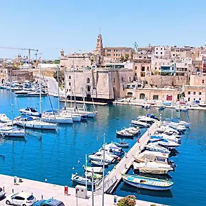 vittoriosa-seafront-2-bed-highly-furnished-apartment.qawrahotelsmalta.org/
