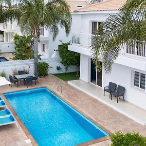 luxvillasrentals-ayia-napa.hotelsatayianapa.com/